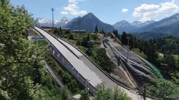 Wereldberoemde Ski Jump Arena in Oberstdorf Duitsland - OBERSTDORF, DUITSLAND - 25 mei 2020 — Stockvideo