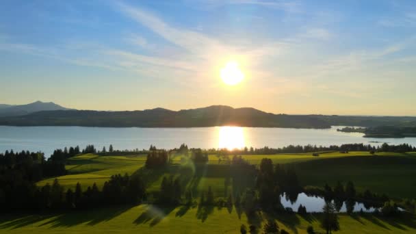 Letecký pohled na jezero Forggensee ve městě Fuessen v Německu — Stock video