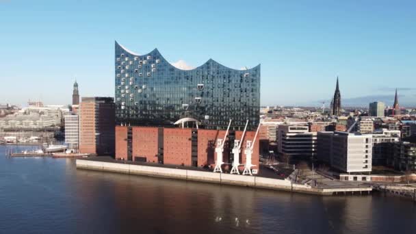 Limandaki ünlü Hamburg Konser Salonu Elbphilharmonie HAMBURG, GERMANY 25 ARALIK 2020 — Stok video
