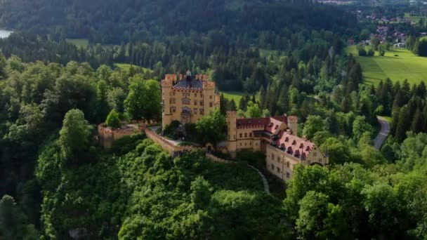 El castillo famoso Hohenschwangau en Baviera Alemania - el castillo alto — Vídeos de Stock