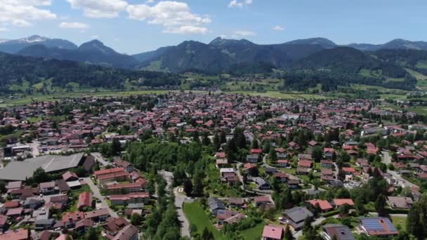 Вид с воздуха на город Оберстдорф Германия — стоковое видео