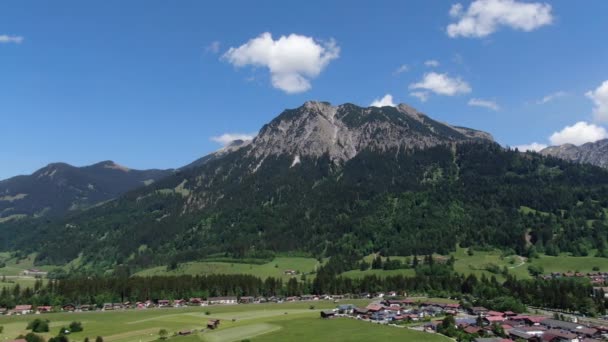 Flug über die atemberaubende Landschaft Bayerns in den deutschen Alpen — Stockvideo