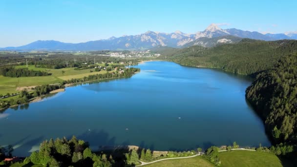 Lago Weissensee en Baviera - hermoso lago pequeño en el distrito de Allgau — Vídeos de Stock