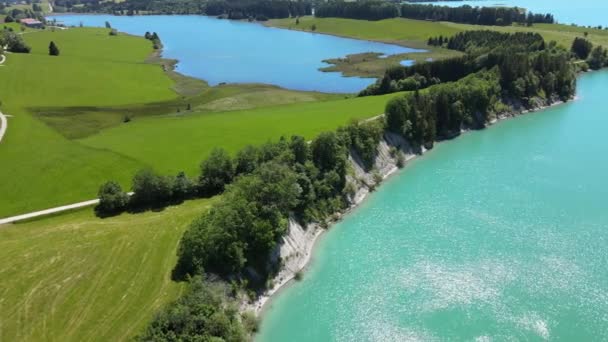 Letecký pohled na jezero Forggensee ve městě Fuessen v Německu — Stock video