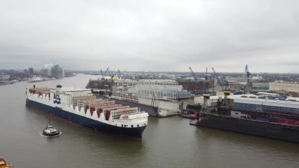 Ogromny kontenerowiec w porcie w Hamburgu Niemcy - HAMBURG, NIEMCY - 25 grudnia 2020 — Wideo stockowe