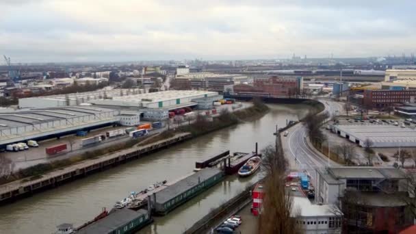 Let nad doky v Hamburském přístavu - HAMBURG, NĚMECKO - 24. prosince 2020 — Stock video