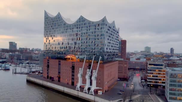 Famosa sala de conciertos de Hamburgo Elbphilharmonie en el puerto - HAMBURG, ALEMANIA - 24 DE DICIEMBRE DE 2020 — Vídeo de stock