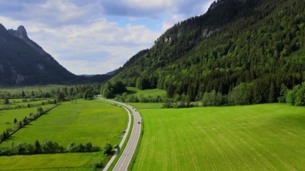 Flug über die schöne ländliche Landschaft des Allgäuer Allgäuers in den deutschen Alpen — Stockvideo