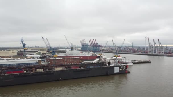 Port of Hamburg from above on a cloudy day - HAMBURG, GERMANY - DECEMBER 25, 2020 — Stock Video