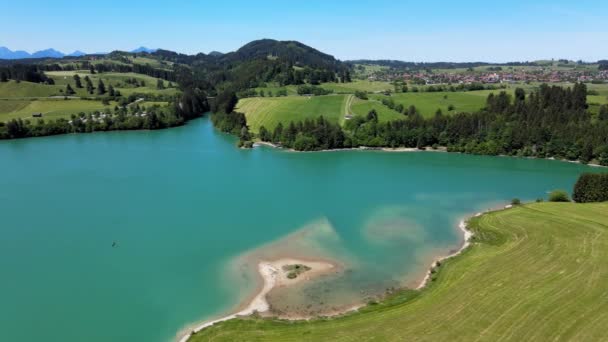 Widok z lotu ptaka na jezioro Forggensee w mieście Fuessen w Niemczech — Wideo stockowe