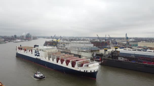 Hamburg Almanya Limanı 'ndaki büyük konteynır gemisi HAMBURG, GERMANY 25 ARALIK 2020 — Stok video