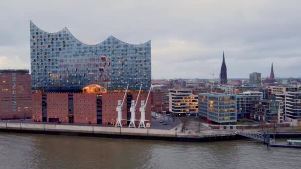 Berühmte Hamburger Elbphilharmonie im Hafen - HAMBURG, DEUTSCHLAND - 24. Dezember 2020