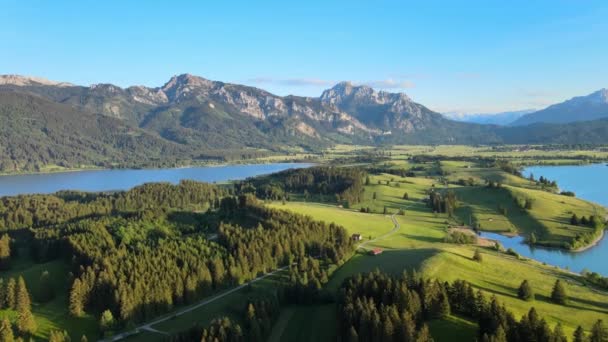 Letecký pohled na jezero Forggensee ve městě Fuessen v Německu — Stock video