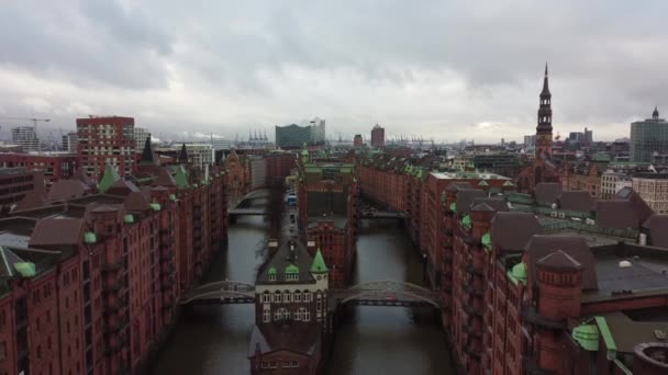 Beroemde Warehouse district in Hamburg Duitsland genaamd Speicherstadt — Stockvideo