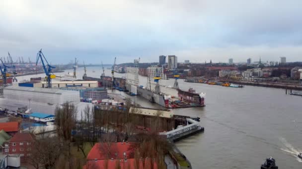 Flug über die Docks im Hamburger Hafen — Stockvideo