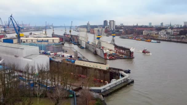 Vuelo sobre el enorme puerto de Hamburgo - HAMBURG, ALEMANIA - 24 DE DICIEMBRE DE 2020 — Vídeos de Stock