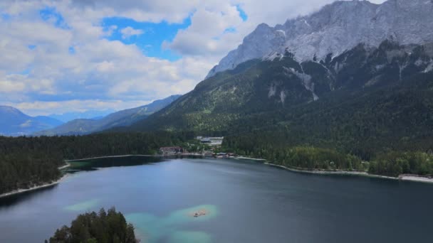 Maravilloso Eibsee en Baviera en los Alpes alemanes desde arriba — Vídeo de stock