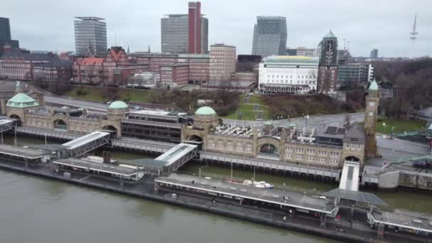 Vlucht over St Pauli Landungsbrucken in de haven van Hamburg — Stockvideo