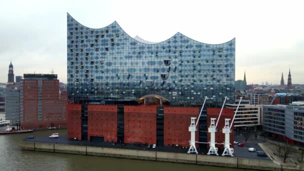 Famosa sala de conciertos de Hamburgo Elbphilharmonie en el puerto - HAMBURG, ALEMANIA - 24 DE DICIEMBRE DE 2020 — Vídeos de Stock