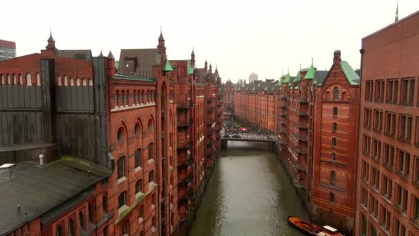 Hamburg 'da Speicherstadt adında ünlü bir depo bölgesi. — Stok video