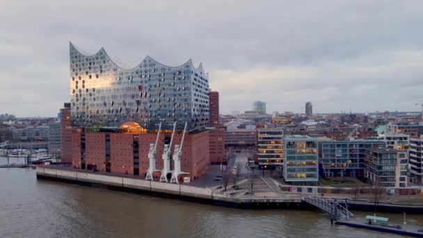 Konser terkenal Hamburg Concert Hall Elbphilharmonie in the harbour - HAMBURG, JERMANY - DECEMBER 24, 2020 — Stok Video