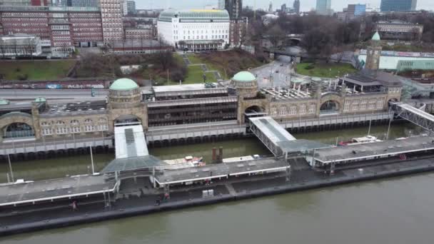 Hamburg Limanı 'nda dünyaca ünlü St Pauli Landungsbrucken — Stok video