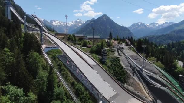 World famous Ski Jump Arena in Oberstdorf Germany - OBERSTDORF, NĚMECKO - 25. května 2020 — Stock video