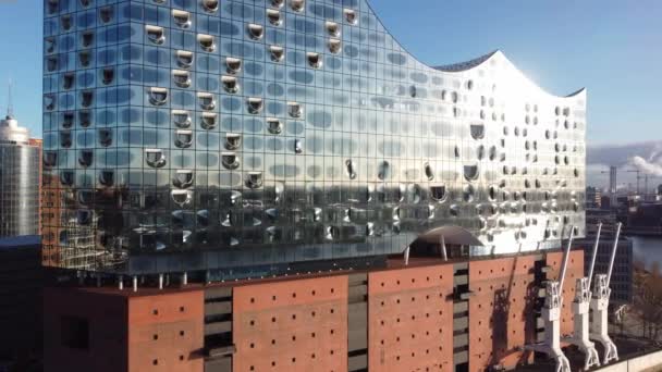 Hamburg 'daki ünlü Elbphilharmonie Konser Salonu - HAMBURG, Almanya - 25 ARALIK 2020 — Stok video