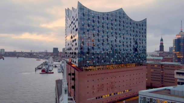 Limandaki ünlü Hamburg Konser Salonu Elbphilharmonie HAMBURG, GERMANY 24 Aralık 2020 — Stok video