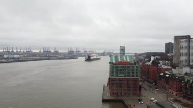 Hamburg Limanı üzerinde uçuş