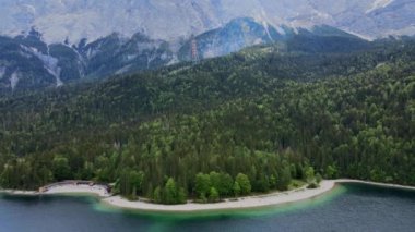 Muhteşem Eibsee Bavyera 'da Alman Alplerinde yukarıdan