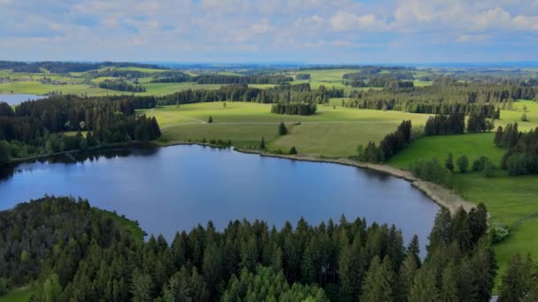 Lot nad pięknym wiejskim krajobrazem Bawarii Allgau w Alpach Niemieckich — Wideo stockowe