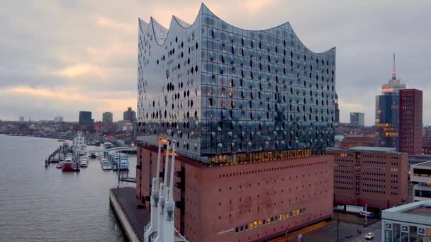 Limandaki ünlü Hamburg Konser Salonu Elbphilharmonie HAMBURG, GERMANY 24 Aralık 2020 — Stok video