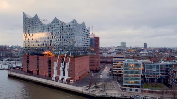 The Modern Concert Hall Elbphilharmonie in the evening - HAMBURG, GERMANY - 24 Aralık 2020 — Stok video