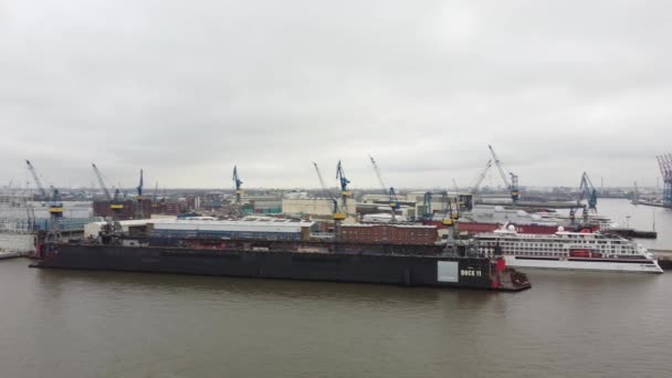 Flug über die Docks im Hamburger Hafen - HAMBURG, DEUTSCHLAND - 25. Dezember 2020