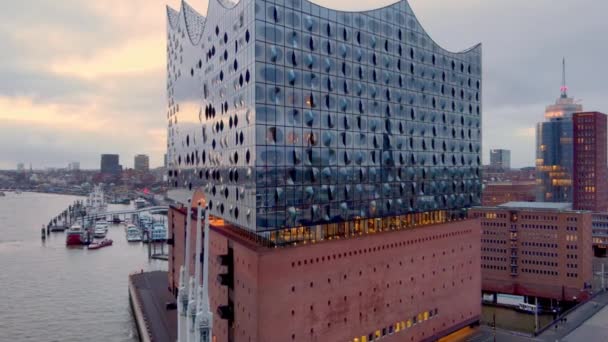 Hamburg Konser Salonu Elbphilharmonie cephesi - HAMBURG, GERMANY - 24 Aralık 2020 — Stok video