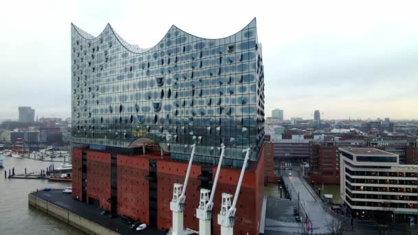 Limandaki ünlü Hamburg Konser Salonu Elbphilharmonie HAMBURG, GERMANY 24 Aralık 2020 — Stok video