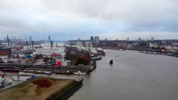 Vuelo sobre los muelles en el puerto de Hamburgo — Vídeo de stock