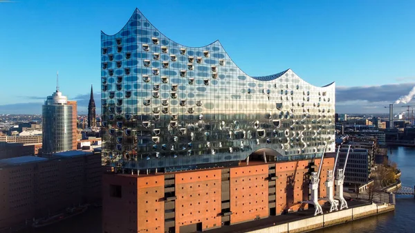 Den mest berømte bygningen i Hamburg - Elbphilharmonie Concert Hall - CITY OF HAMBURG, GERMANY - DECEMBER 25, 2020 – stockfoto