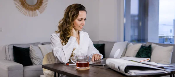 Fazer home office durante a pandemia de Corona — Fotografia de Stock