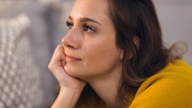 Düşüncelere dalmış genç ve güzel bir kadın