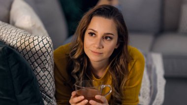 20 'li yaşlarının ortasında güzel bir kadın.