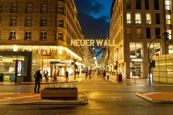 Decoración de Navidad en Hamburgo de noche - HAMBURG, ALEMANIA - 25 DE DICIEMBRE DE 2020 — Foto de Stock