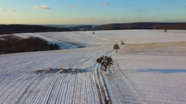 Karla kaplı bir kış manzarası üzerinde uçmak