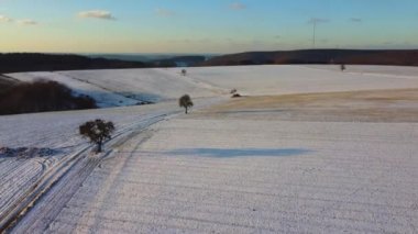 Karla kaplı bir kış manzarası üzerinde uçmak