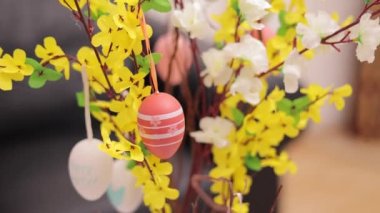 Renkli Paskalya yumurtalarıyla bir demet çiçek süslemek