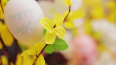 Renkli Paskalya yumurtalarıyla bir demet çiçek süslemek