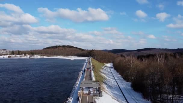 Flug über einen See im Winter — Stockvideo