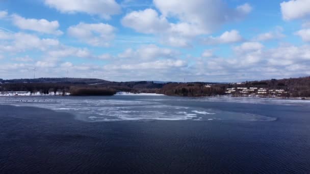 Vuelo sobre un lago helado en invierno - hermoso paisaje de invierno — Vídeos de Stock
