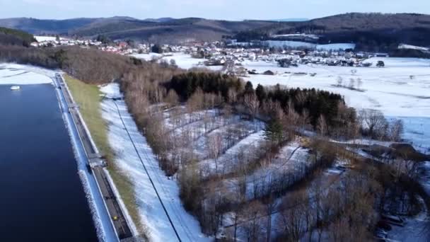 Vlucht over de Bostalsee in Duitsland op een winterse dag — Stockvideo